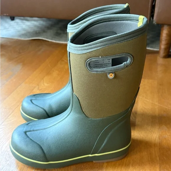 Kids Unisex Green Bogs Boots big kids size 6 nearly new - Picture 1 of 14